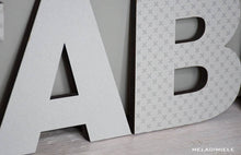 Carica l'immagine nel visualizzatore di Gallery, Lettere in Legno Grigie con Croci