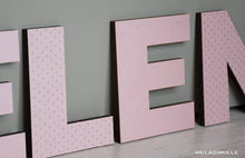 Carica l'immagine nel visualizzatore di Gallery, Lettere in Legno Rosa con Cuori