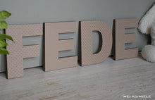Carica l'immagine nel visualizzatore di Gallery, Lettere in Legno Tortora con Pois