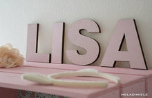 Carica l&#39;immagine nel visualizzatore di Gallery, Lettere in Legno Rosa con Cuori
