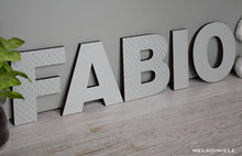 Carica l&#39;immagine nel visualizzatore di Gallery, Lettere in Legno Grigie con Croci
