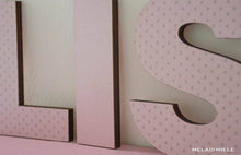 Carica l&#39;immagine nel visualizzatore di Gallery, Lettere in Legno Rosa con Cuori
