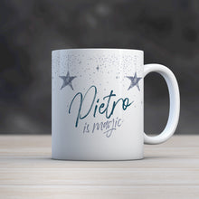 Carica l&#39;immagine nel visualizzatore di Gallery, Mug &quot;Is Magic&quot; personalizzata con nome
